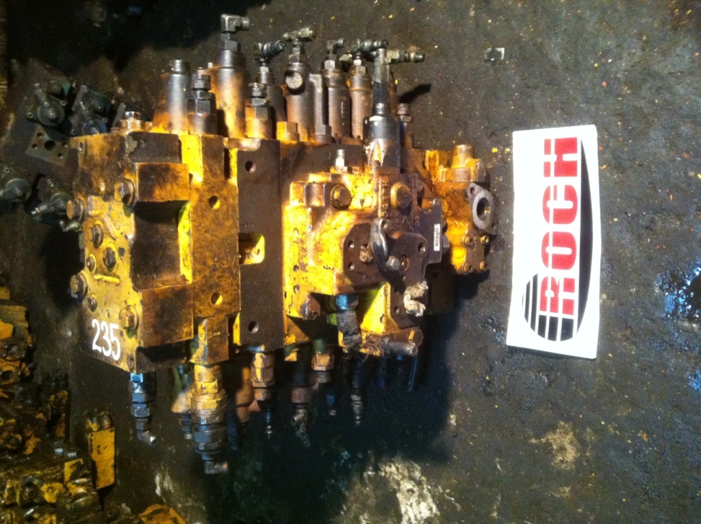 KOMATSU - Válvula hidráulica por Escavadora de rastos: foto 1 KOMATSU - Válvula hidráulica por Escavadora de rastos: foto 1