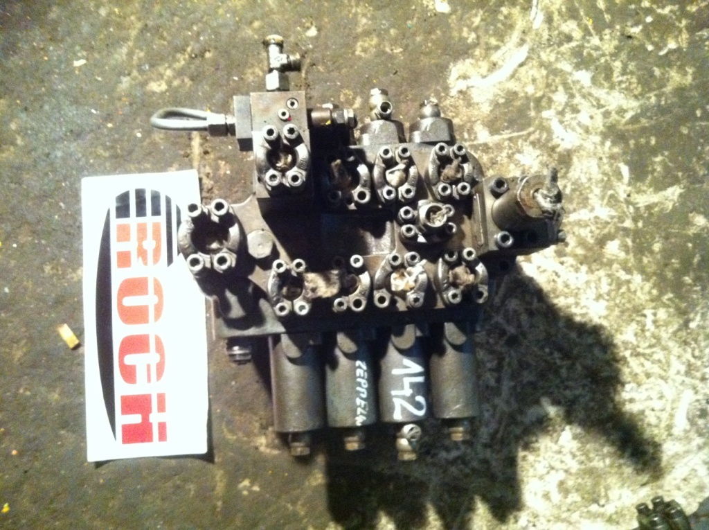 REXROTH 600266 - 4 SEKCYJNY - Válvula hidráulica por Máquina de construção: foto 1 REXROTH 600266 - 4 SEKCYJNY - Válvula hidráulica por Máquina de construção: foto 1