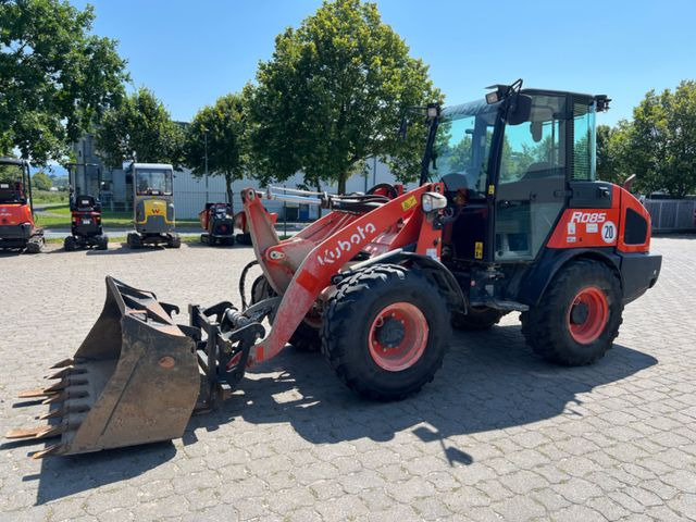Kubota R 085, Bj 19, 1950 BH, SWE, Schaufel, Gabel - Pá carregadora de rodas: foto 1 Kubota R 085, Bj 19, 1950 BH, SWE, Schaufel, Gabel - Pá carregadora de rodas: foto 1