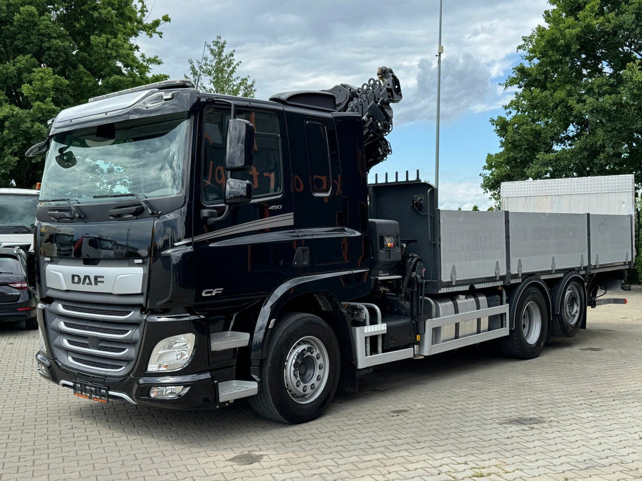 DAF CF 450 FAN 6x2 Pritsche mit Kran HIAB 188 E-6 - Camião grua: foto 2 DAF CF 450 FAN 6x2 Pritsche mit Kran HIAB 188 E-6 - Camião grua: foto 2