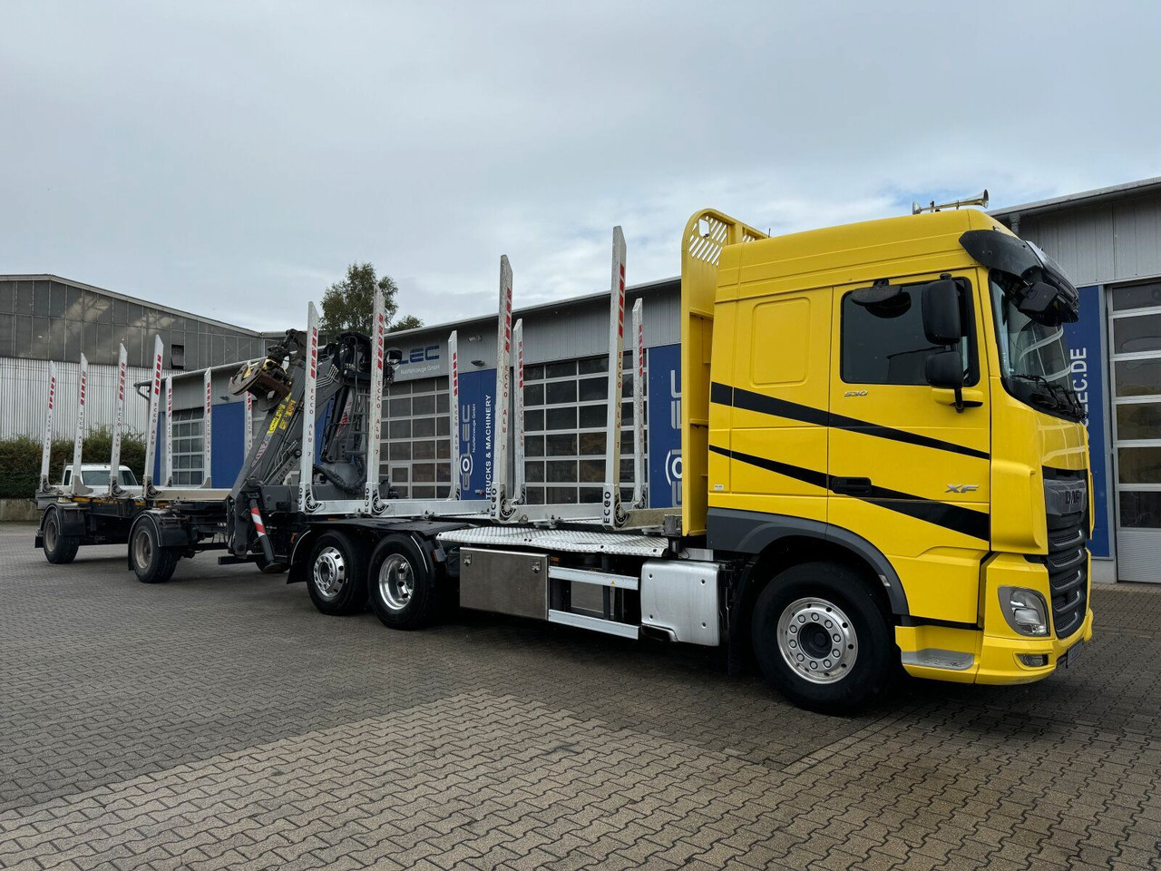 DAF XF 530 6x2 Holztransport Kran PENZ 15Z9.50 *Anh. - Camião de transporte de madeira, Camião grua: foto 2 DAF XF 530 6x2 Holztransport Kran PENZ 15Z9.50 *Anh. - Camião de transporte de madeira, Camião grua: foto 2