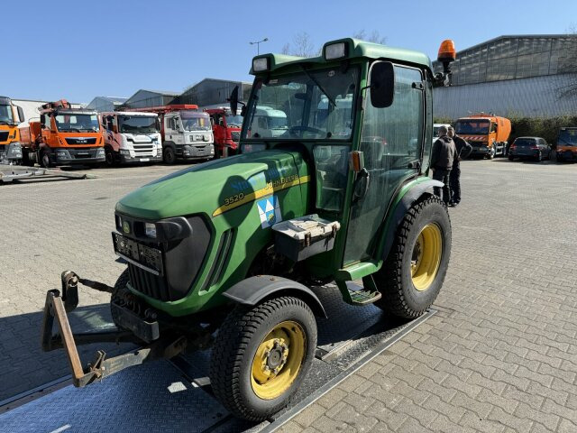 Trator municipal John Deere 3520 Kommunaltrak. Frontkraftheber Kuppeldreieck: foto 13