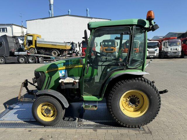 Trator municipal John Deere 3520 Kommunaltrak. Frontkraftheber Kuppeldreieck: foto 12