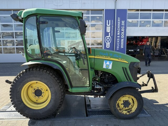 Trator municipal John Deere 3520 Kommunaltrak. Frontkraftheber Kuppeldreieck: foto 8