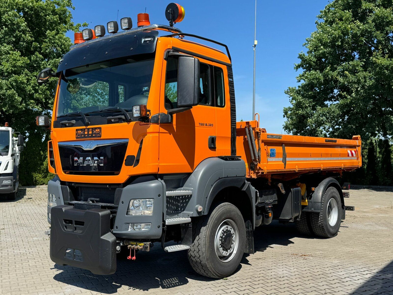 MAN TGS 18.320 4x4 BL Euro 6 Kipper + Winterdienst - Camião basculante: foto 2 MAN TGS 18.320 4x4 BL Euro 6 Kipper + Winterdienst - Camião basculante: foto 2