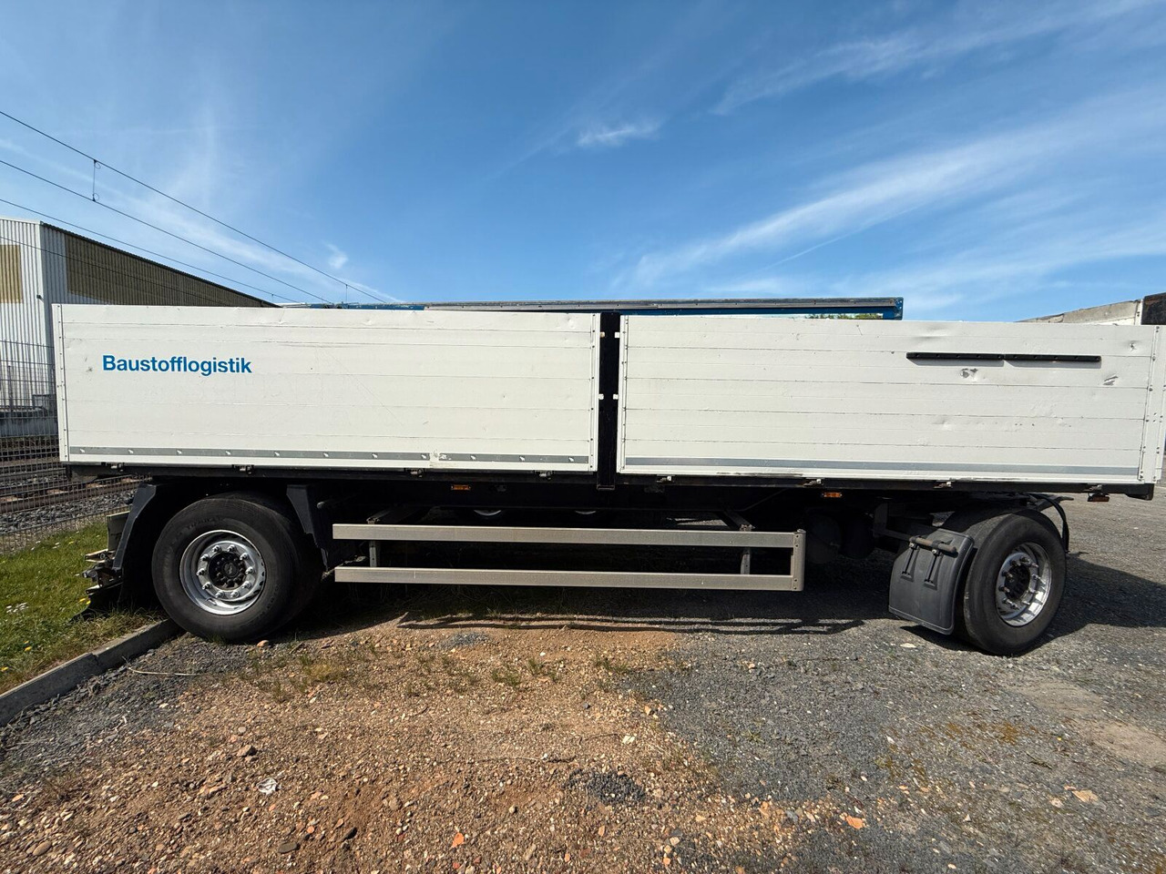 Schmitz Cargobull Gotha AFG 18 BS Baustoffanhänger 2 Achse - Reboque plataforma/ Caixa aberta: foto 2 Schmitz Cargobull Gotha AFG 18 BS Baustoffanhänger 2 Achse - Reboque plataforma/ Caixa aberta: foto 2