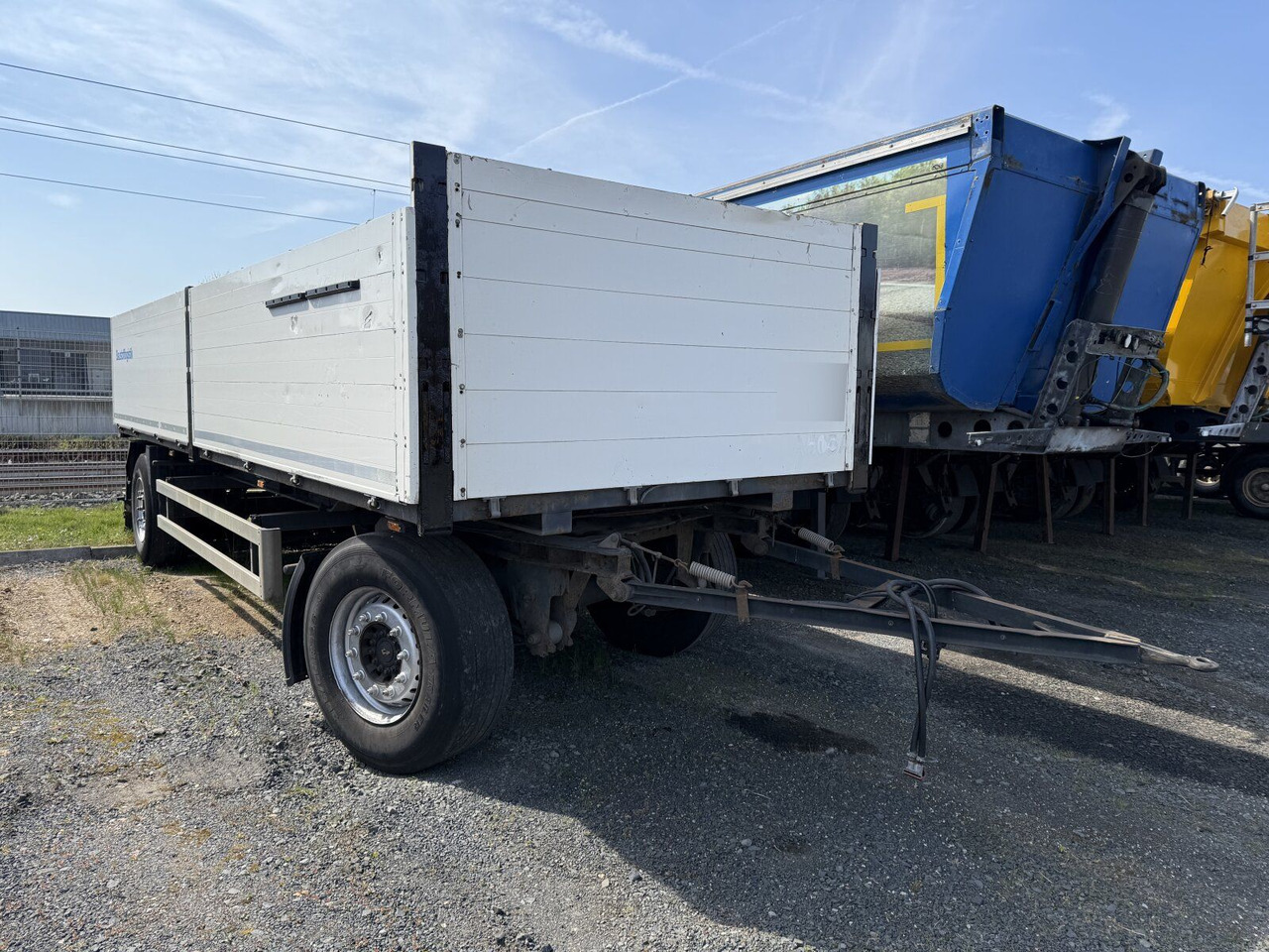 Schmitz Cargobull Gotha AFG 18 BS Baustoffanhänger 2 Achse - Reboque plataforma/ Caixa aberta: foto 1 Schmitz Cargobull Gotha AFG 18 BS Baustoffanhänger 2 Achse - Reboque plataforma/ Caixa aberta: foto 1