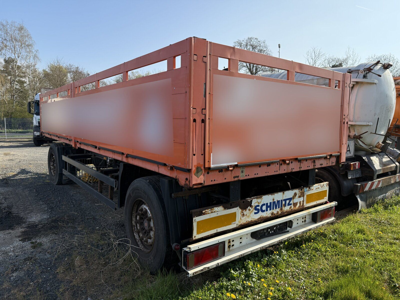 Schmitz Cargobull Gotha AFG 18 Baustoffanhänger 2 Achse - Reboque plataforma/ Caixa aberta: foto 4 Schmitz Cargobull Gotha AFG 18 Baustoffanhänger 2 Achse - Reboque plataforma/ Caixa aberta: foto 4