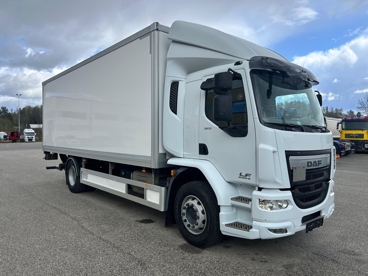 DAF LF320 - Camião furgão: foto 1 DAF LF320 - Camião furgão: foto 1