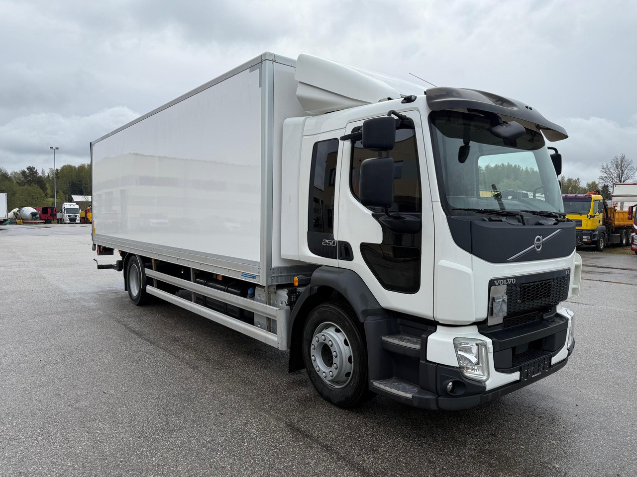 VOLVO FL250 - Camião furgão: foto 1 VOLVO FL250 - Camião furgão: foto 1