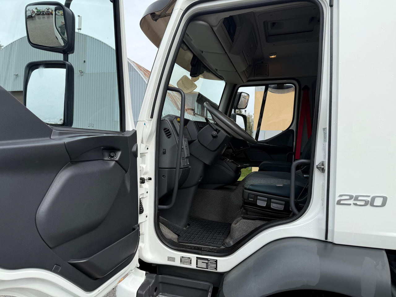 VOLVO FL250 - Camião furgão: foto 4 VOLVO FL250 - Camião furgão: foto 4