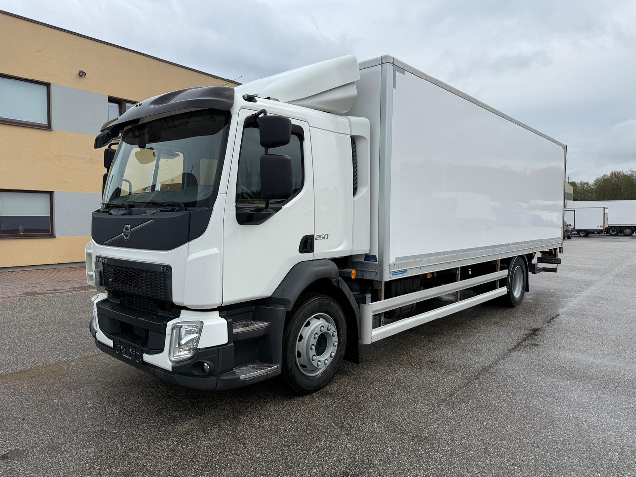VOLVO FL250 - Camião furgão: foto 2 VOLVO FL250 - Camião furgão: foto 2