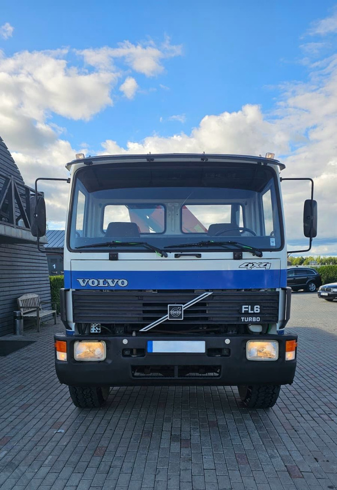 VOLVO FL614 - Camião de caixa aberta/ Plataforma, Camião grua: foto 2 VOLVO FL614 - Camião de caixa aberta/ Plataforma, Camião grua: foto 2