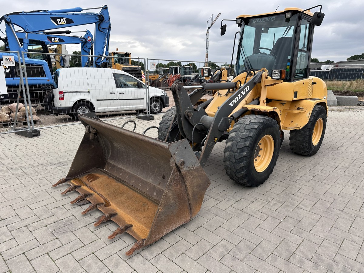 VOLVO L 30 B PRO 3er Kreis Klappschaufel+Palettengabel - Pá carregadora de rodas: foto 3 VOLVO L 30 B PRO 3er Kreis Klappschaufel+Palettengabel - Pá carregadora de rodas: foto 3