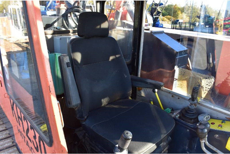 Guindaste sobre esteiras Hitachi KH 230-3: foto 10