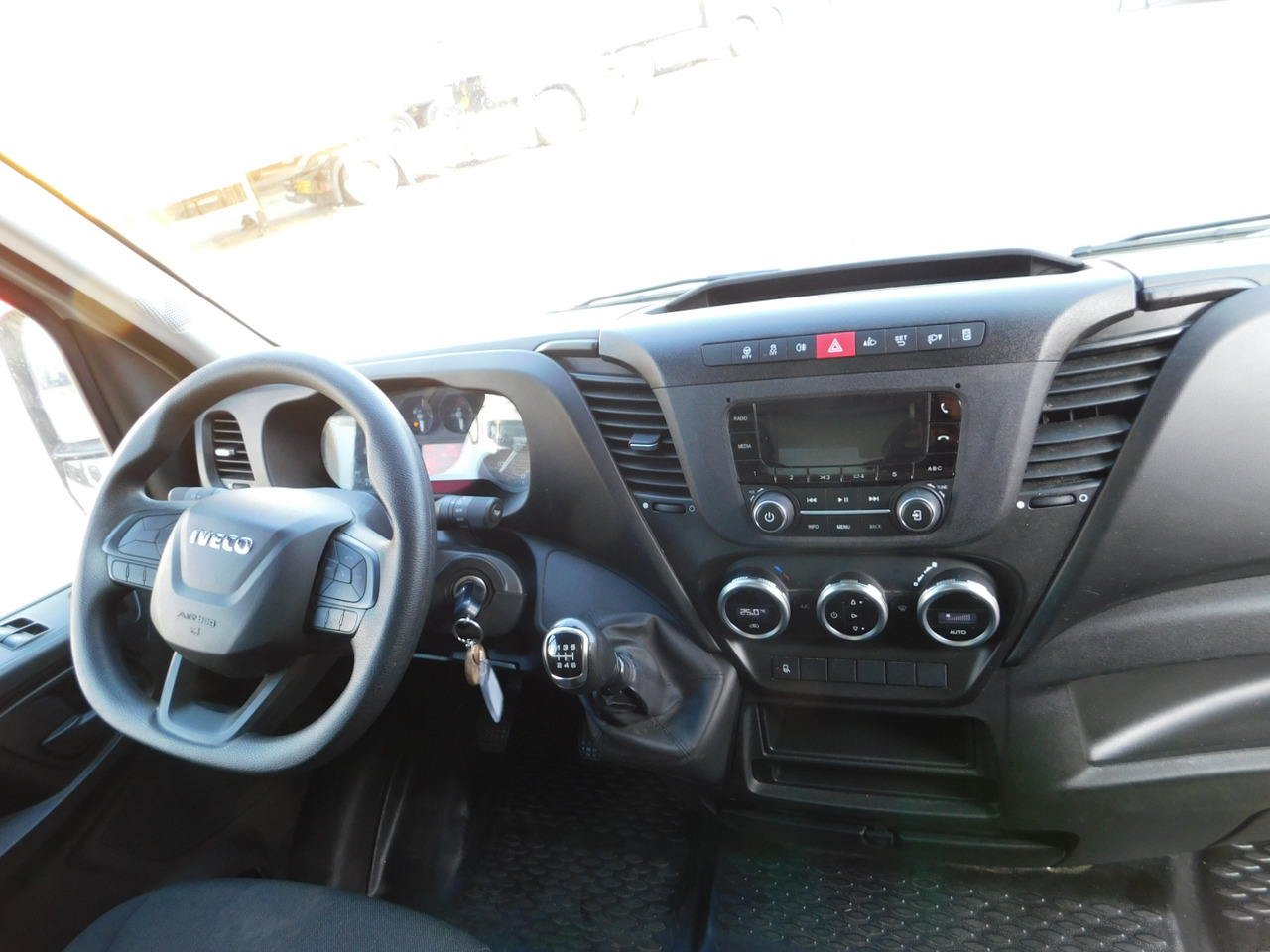 Fotografia de interior 1: Carrinha de contentor Iveco 35c16h30 Fotografia de interior 1: Carrinha de contentor Iveco 35c16h30