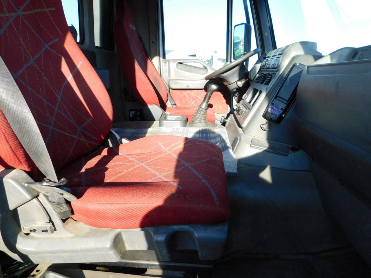 Iveco Magirus trakker - Camião de caixa aberta/ Plataforma, Camião grua: foto 5 Iveco Magirus trakker - Camião de caixa aberta/ Plataforma, Camião grua: foto 5