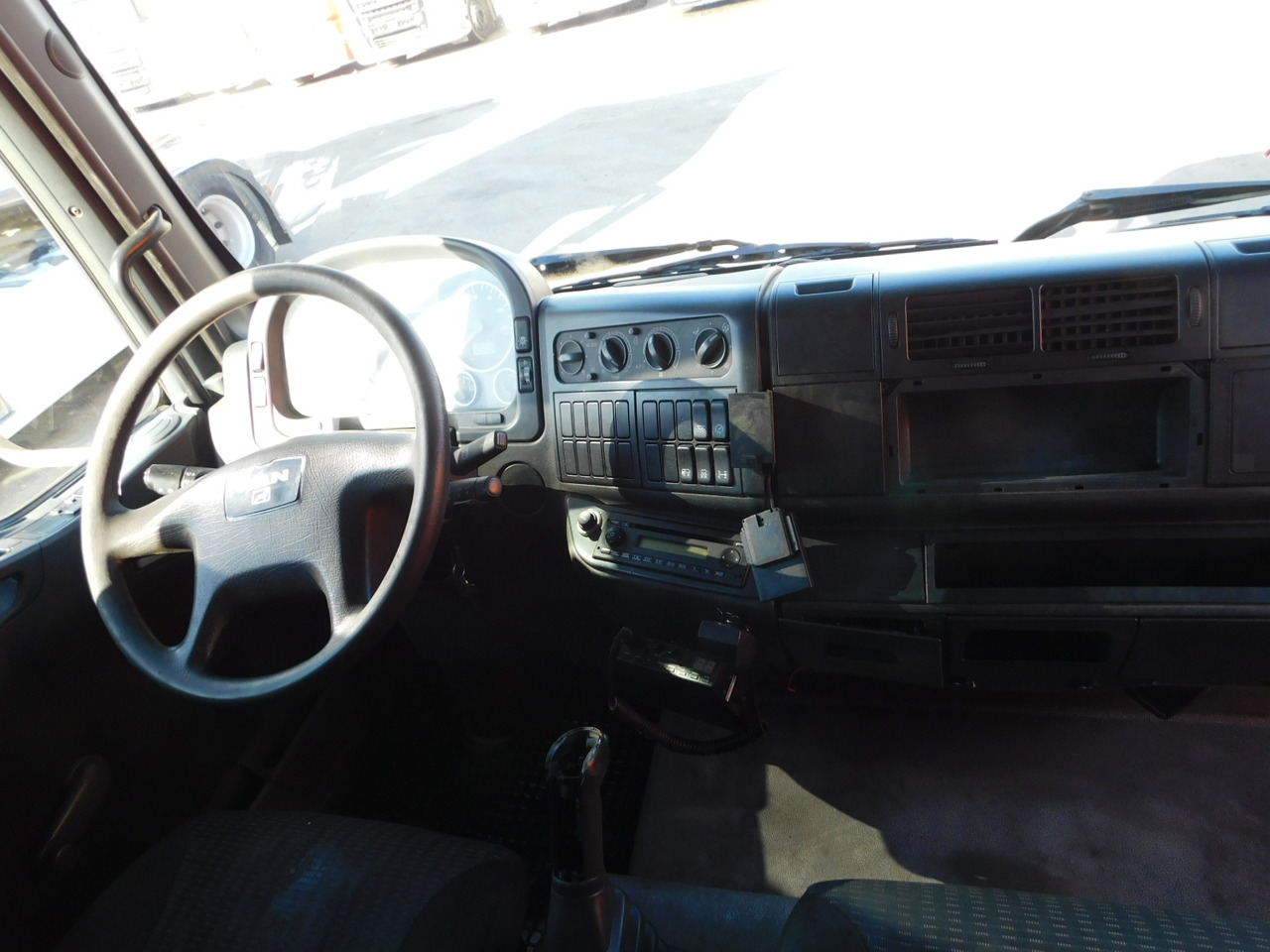 Fotografia de interior 1: Camião de lona Man Tgl 8180