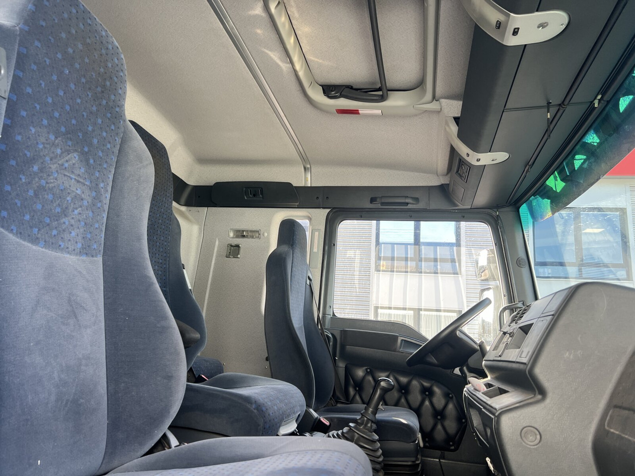 MAN TGA 18.350 4x2 LL TGA 18.350 4x2 LL, Fahrschulausstattung - Camião: foto 4 MAN TGA 18.350 4x2 LL TGA 18.350 4x2 LL, Fahrschulausstattung - Camião: foto 4