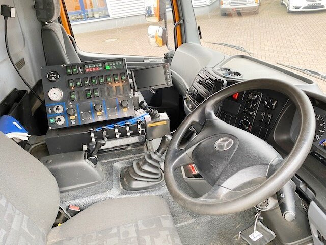 Mercedes-Benz Atego 1324 4x2 Atego 1324 4x2, Kehrmaschine Explorer 8 - Camião: foto 2 Mercedes-Benz Atego 1324 4x2 Atego 1324 4x2, Kehrmaschine Explorer 8 - Camião: foto 2