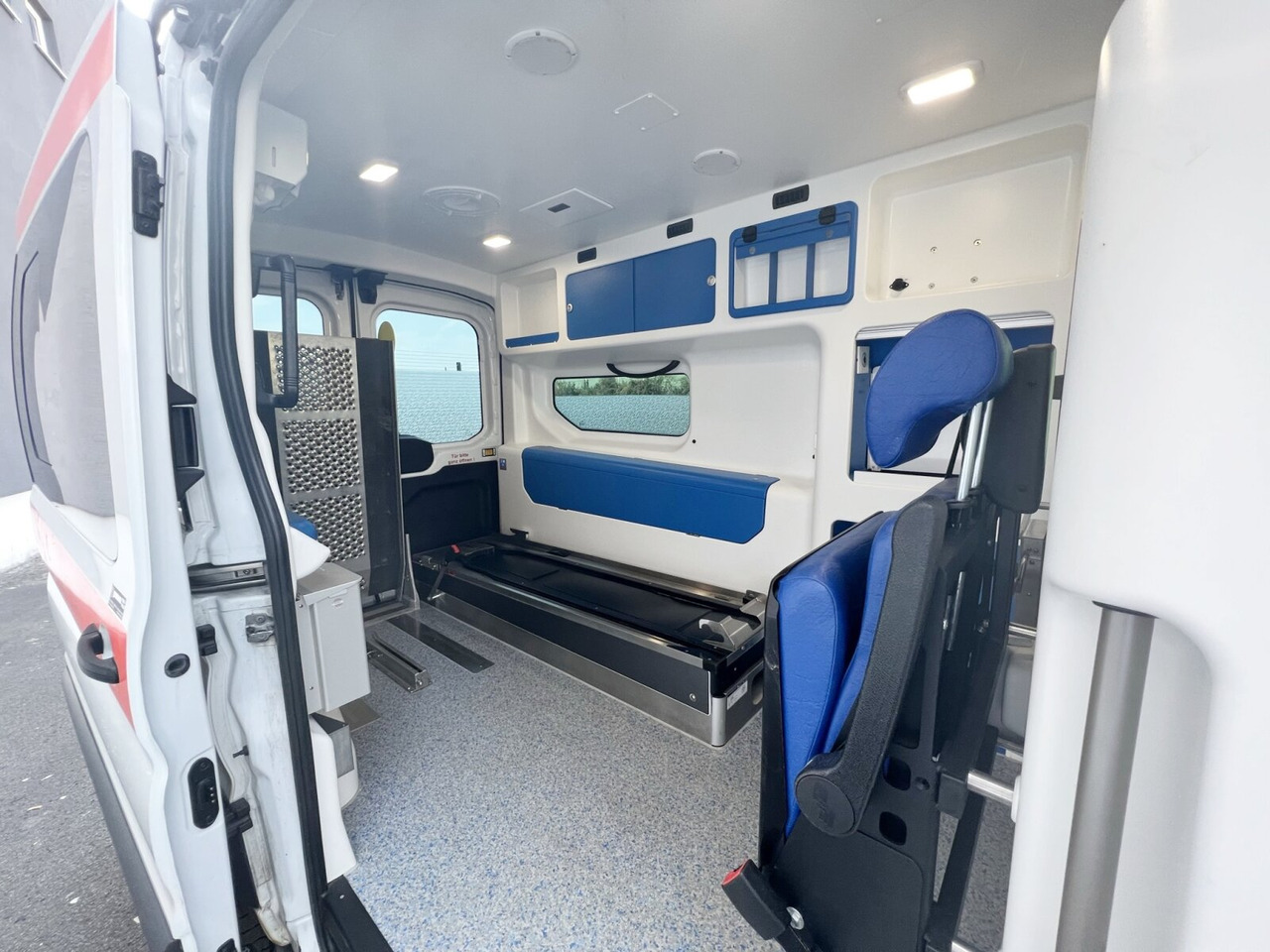 Ford Transit 2.2 TDCI 4x2 Transit 2.2 TDCI 4x2, Krankentransporter - Ambulância: foto 2 Ford Transit 2.2 TDCI 4x2 Transit 2.2 TDCI 4x2, Krankentransporter - Ambulância: foto 2