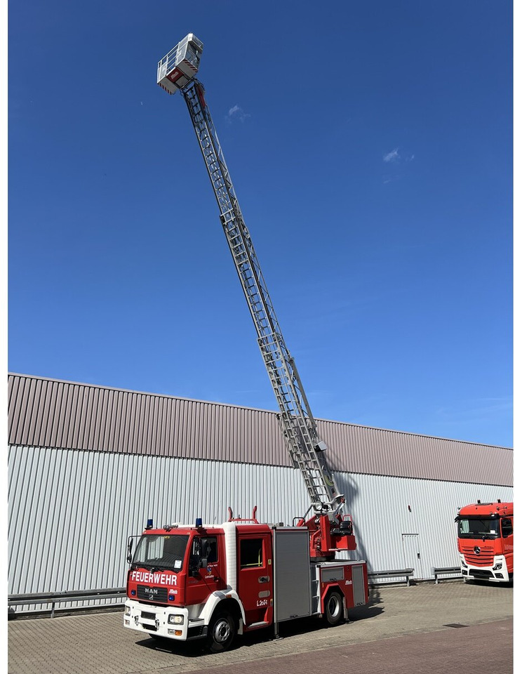 MAN LE 15.255 4x2 LLC Doka, Metz DLA-K 12/9 Drehleiter LE 15.255 4x2 LLC Doka, Metz DLA-K 12/9 Feuerwehr Drehleiter - Ambulância: foto 1 MAN LE 15.255 4x2 LLC Doka, Metz DLA-K 12/9 Drehleiter LE 15.255 4x2 LLC Doka, Metz DLA-K 12/9 Feuerwehr Drehleiter - Ambulância: foto 1