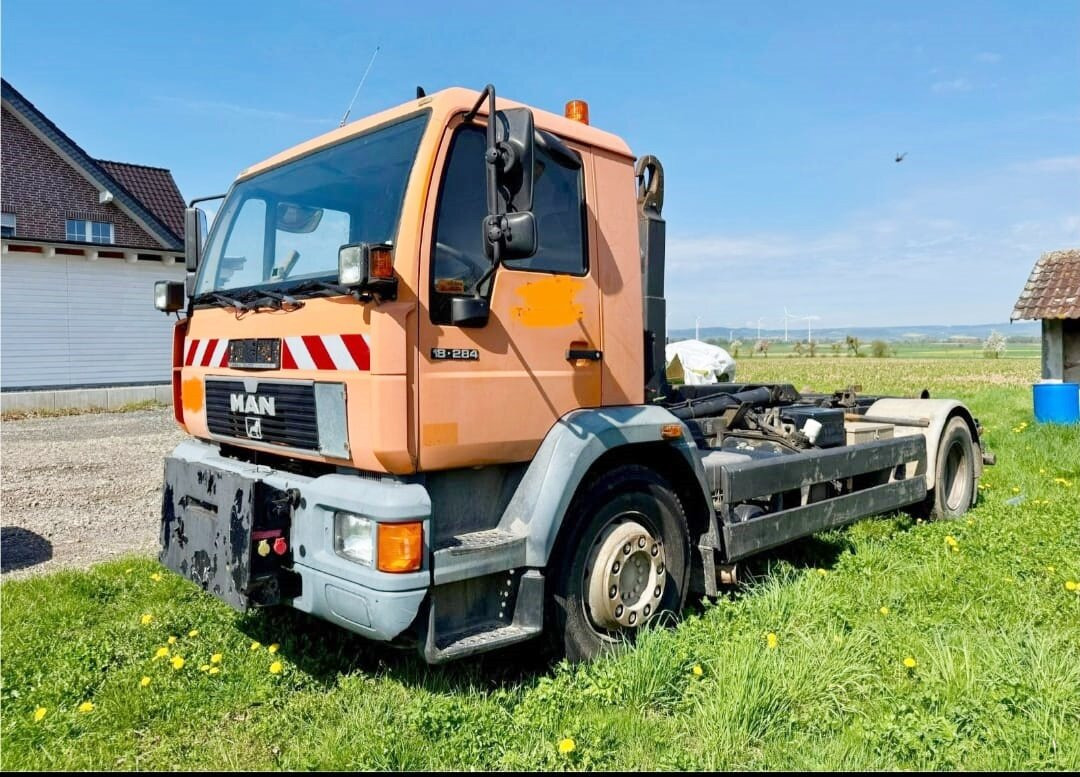 MAN LE 18.280 4x2 LL LE 18.280 4x2 LL, 6-Zylinder, Winterdienstausstattung - Camião polibenne: foto 1 MAN LE 18.280 4x2 LL LE 18.280 4x2 LL, 6-Zylinder, Winterdienstausstattung - Camião polibenne: foto 1