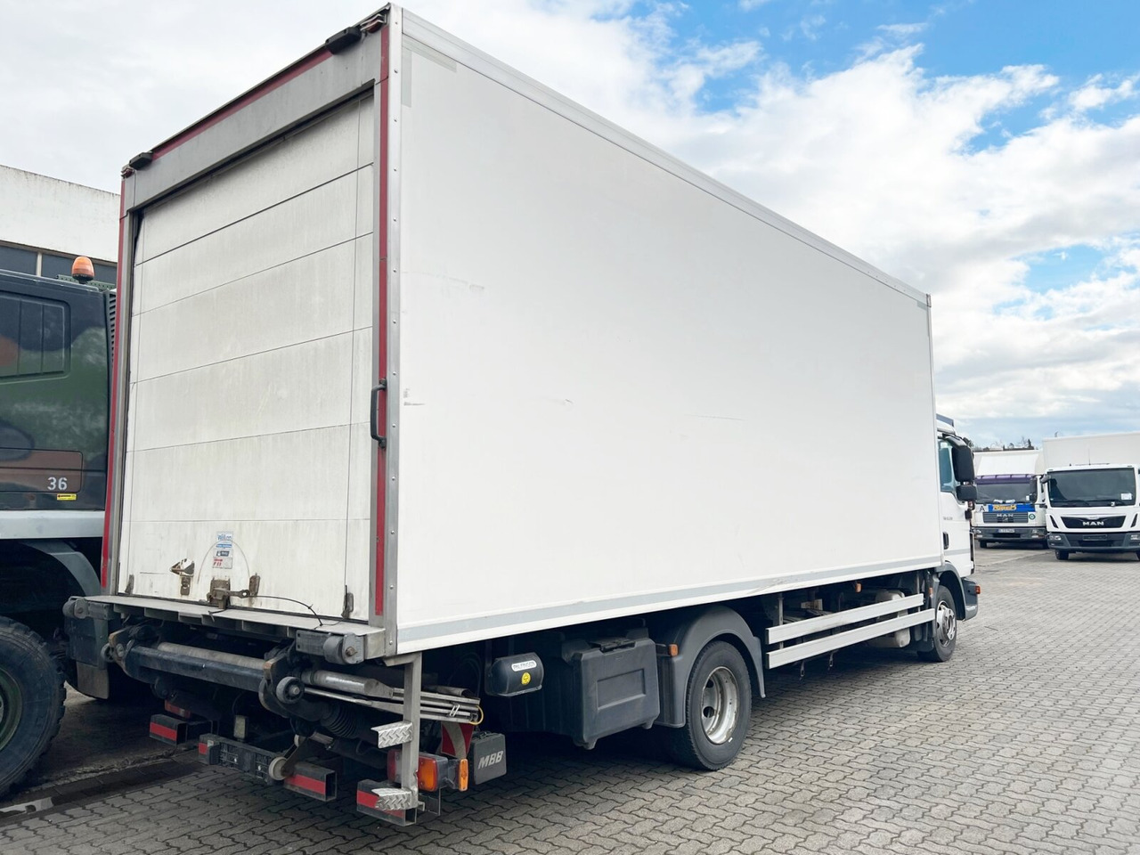 MAN TGL 12.220 4X2 BL mit Motorschaden TGL 12.220 4X2 BL mit Motorschaden, Tiefkühlkoffer, Thermoking, Rolltor, unterfaltbare MBB LBW - Camião frigorífico: foto 3 MAN TGL 12.220 4X2 BL mit Motorschaden TGL 12.220 4X2 BL mit Motorschaden, Tiefkühlkoffer, Thermoking, Rolltor, unterfaltbare MBB LBW - Camião frigorífico: foto 3