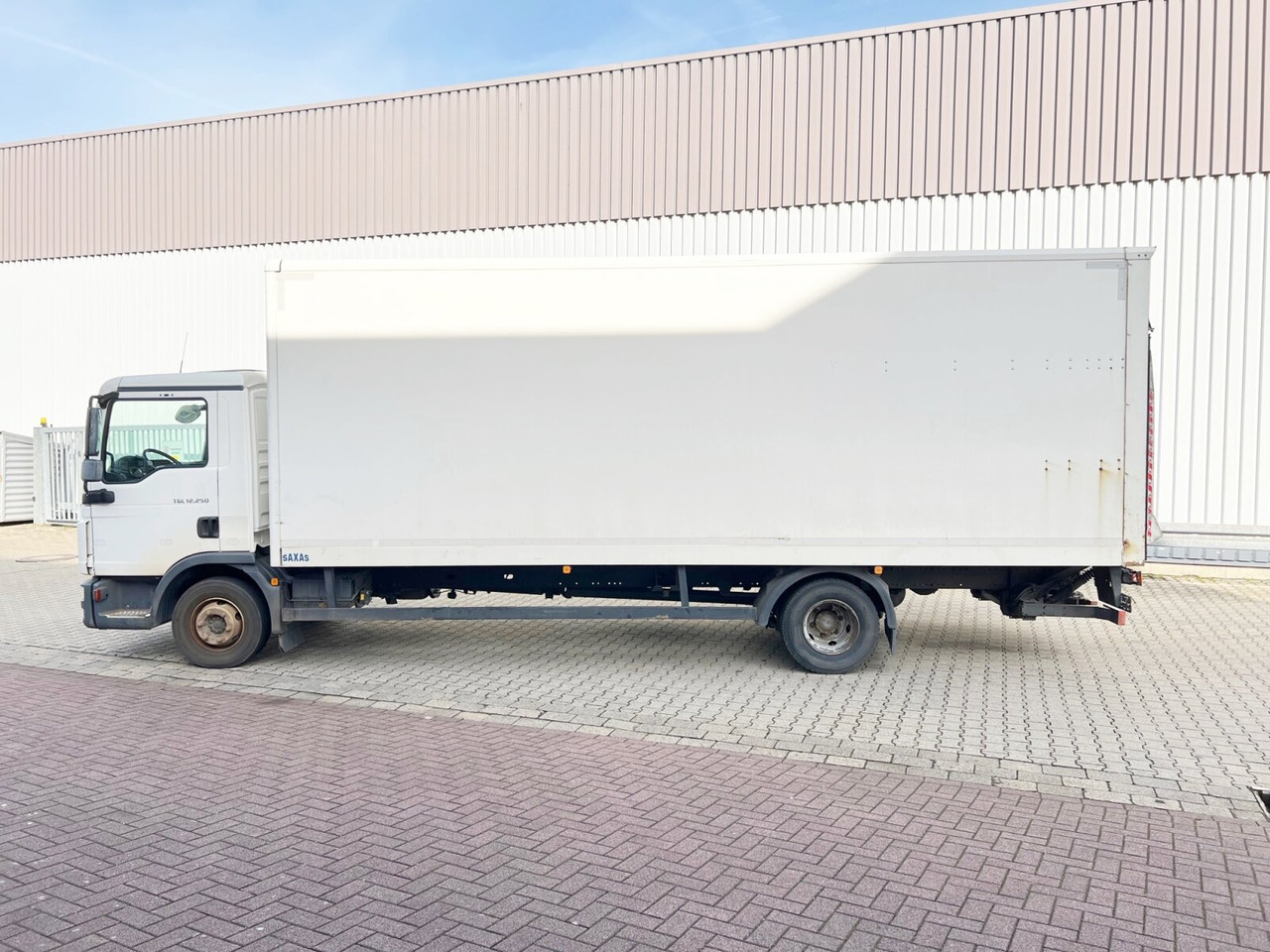 MAN TGL 12.250/340 4X2 BL TGL 12.250/340 4X2 BL mit Dhollandia LBW, 42 cbm - Camião furgão: foto 2 MAN TGL 12.250/340 4X2 BL TGL 12.250/340 4X2 BL mit Dhollandia LBW, 42 cbm - Camião furgão: foto 2