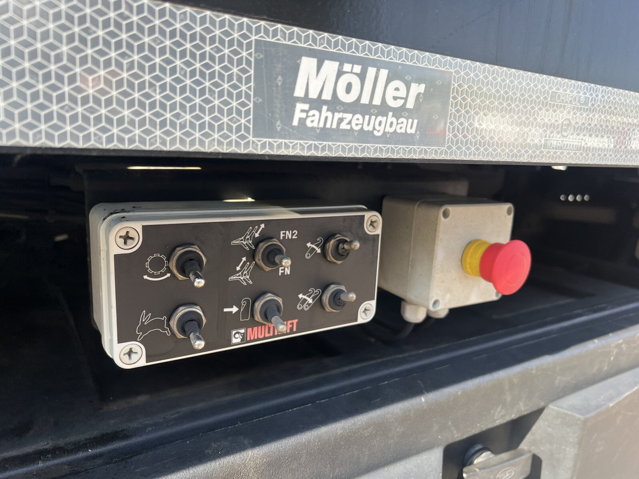 MAN TGM 18.320 4x2 BL TGM 18.320 4x2 BL, Hiab Tele-Absetzanlage, Funk - Camião multibenne: foto 5 MAN TGM 18.320 4x2 BL TGM 18.320 4x2 BL, Hiab Tele-Absetzanlage, Funk - Camião multibenne: foto 5