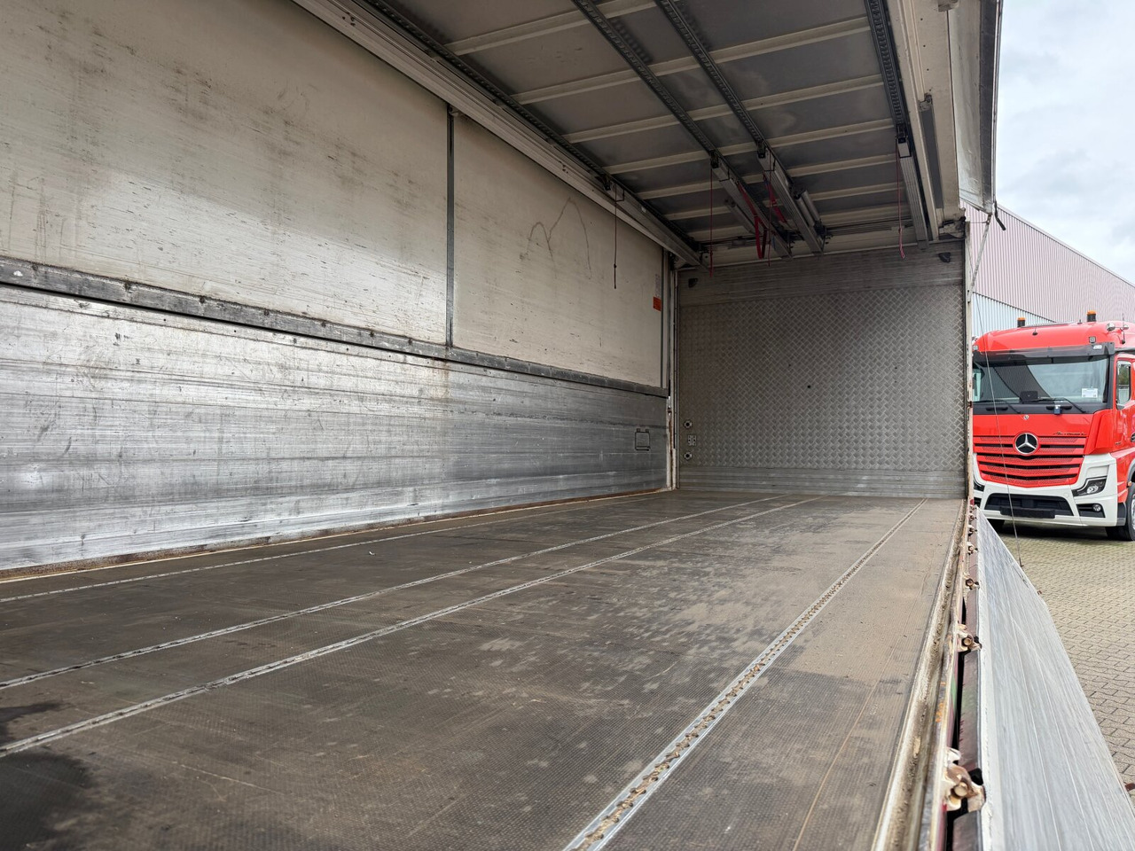 MAN TGM 22.290 6x2-4 LL TGM 22.290 6x2-4 LL, EEV, Lenkachse, 2x AHK, Getränkekoffer, LBW MBB - Camião furgão: foto 2 MAN TGM 22.290 6x2-4 LL TGM 22.290 6x2-4 LL, EEV, Lenkachse, 2x AHK, Getränkekoffer, LBW MBB - Camião furgão: foto 2