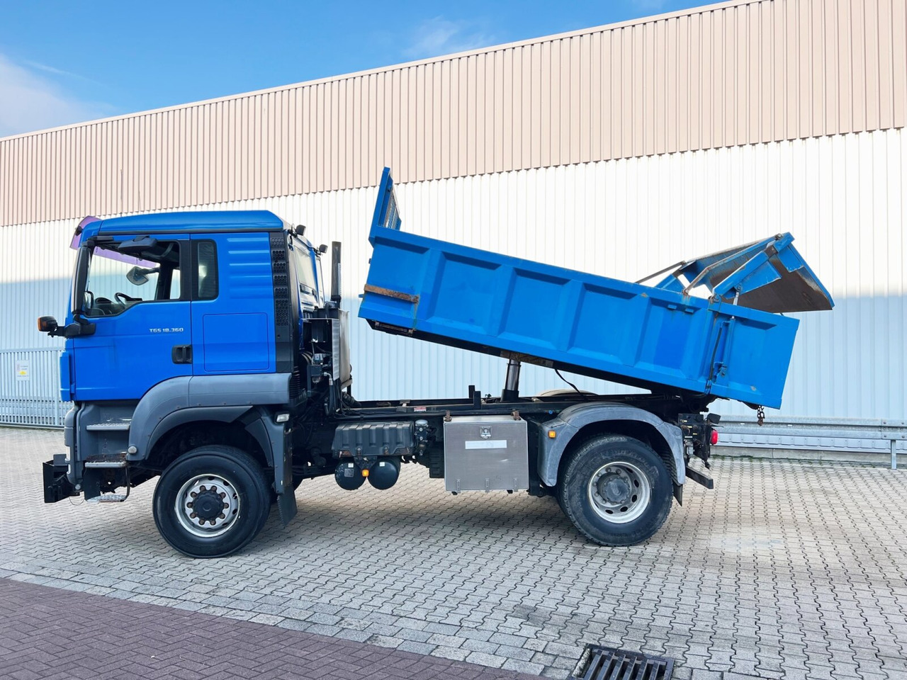 MAN TGS 18.360 4X4 BL TGS 18.360 4X4 BL, Hinterkipper, hydr. Heckklappe, Winterdienstausstattung - Camião basculante: foto 3 MAN TGS 18.360 4X4 BL TGS 18.360 4X4 BL, Hinterkipper, hydr. Heckklappe, Winterdienstausstattung - Camião basculante: foto 3