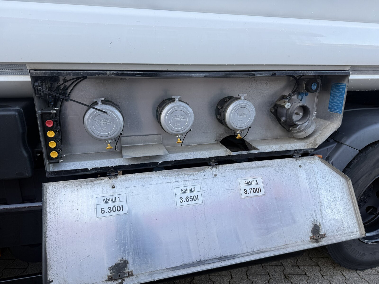 MAN TGS 26.440 6x2-4 BL TGS 26.440 6x2-4 BL, Lenk-/Liftachse, ADR, Esterer Tank ca. 20.340l, 3 Kammern - Caminhão tanque: foto 2 MAN TGS 26.440 6x2-4 BL TGS 26.440 6x2-4 BL, Lenk-/Liftachse, ADR, Esterer Tank ca. 20.340l, 3 Kammern - Caminhão tanque: foto 2