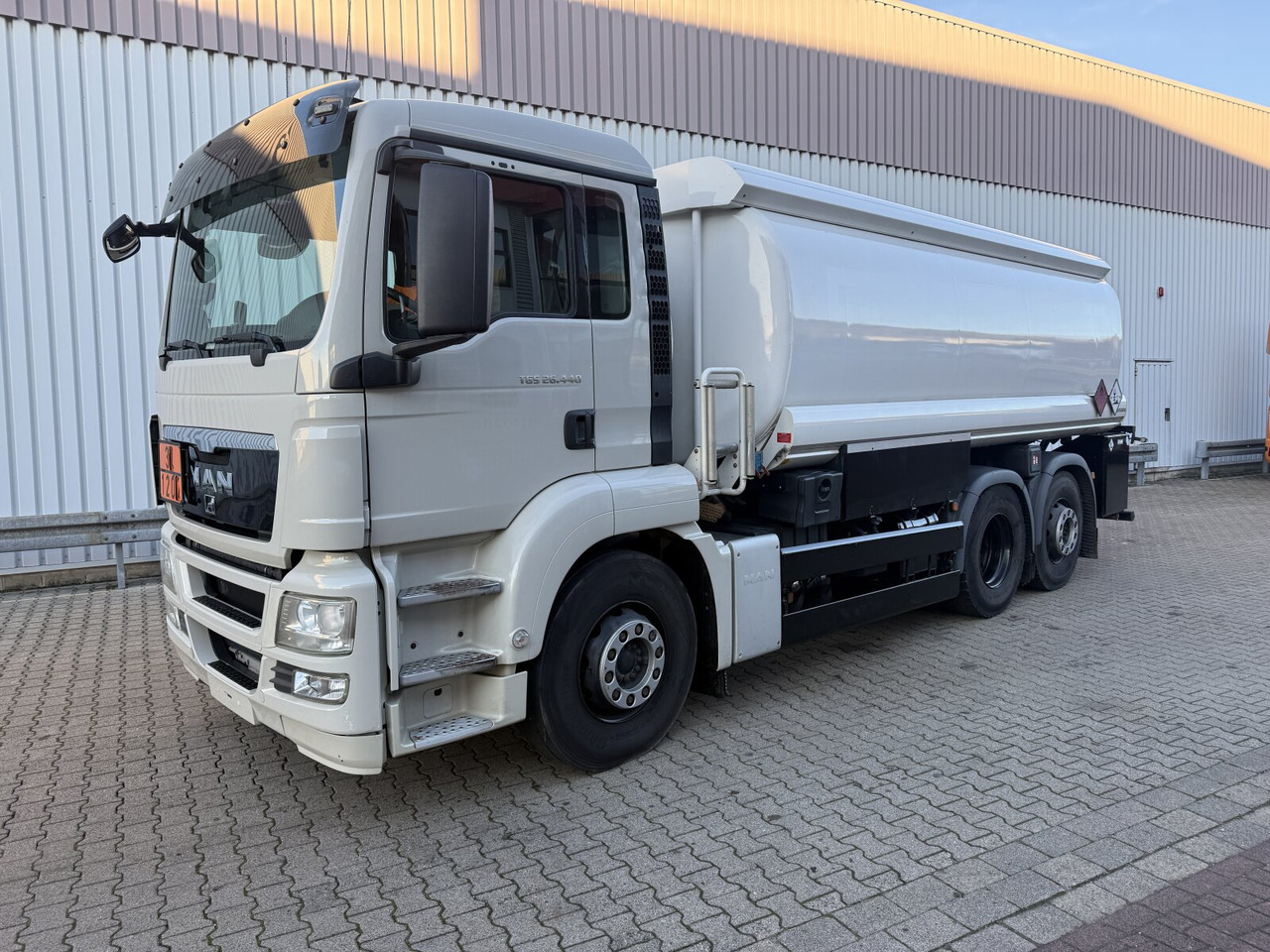 MAN TGS 26.440 6x2-4 BL TGS 26.440 6x2-4 BL, Lenk-/Liftachse, ADR, Esterer Tank ca. 20.340l, 3 Kammern - Caminhão tanque: foto 1 MAN TGS 26.440 6x2-4 BL TGS 26.440 6x2-4 BL, Lenk-/Liftachse, ADR, Esterer Tank ca. 20.340l, 3 Kammern - Caminhão tanque: foto 1