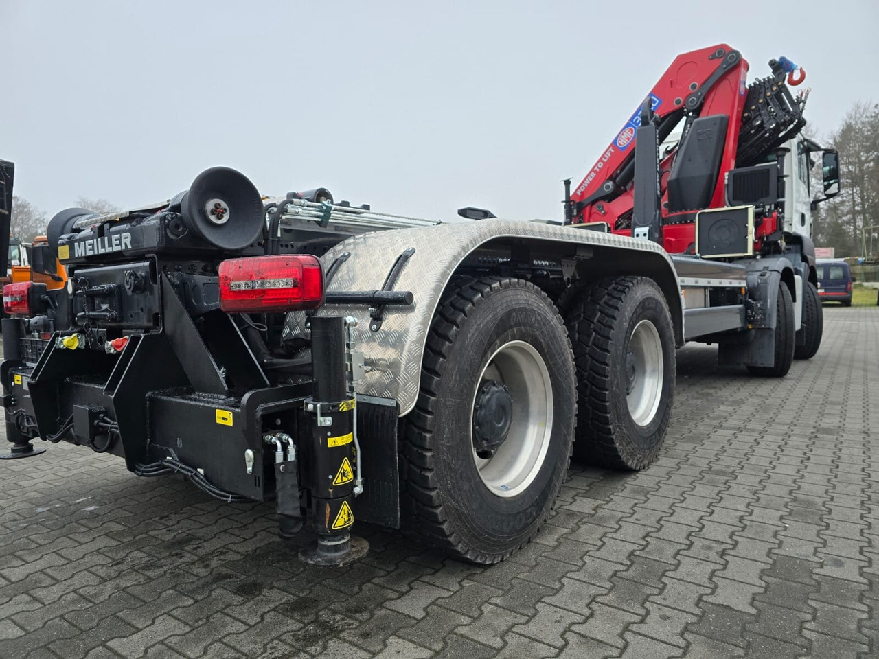 MAN TGS 35.480 8X4 BL TGS 35.480 8X4 BL, Intarder, Kran HMF 3220-K6, 4-fach Abstützung, Funk - Camião polibenne, Camião grua: foto 2 MAN TGS 35.480 8X4 BL TGS 35.480 8X4 BL, Intarder, Kran HMF 3220-K6, 4-fach Abstützung, Funk - Camião polibenne, Camião grua: foto 2