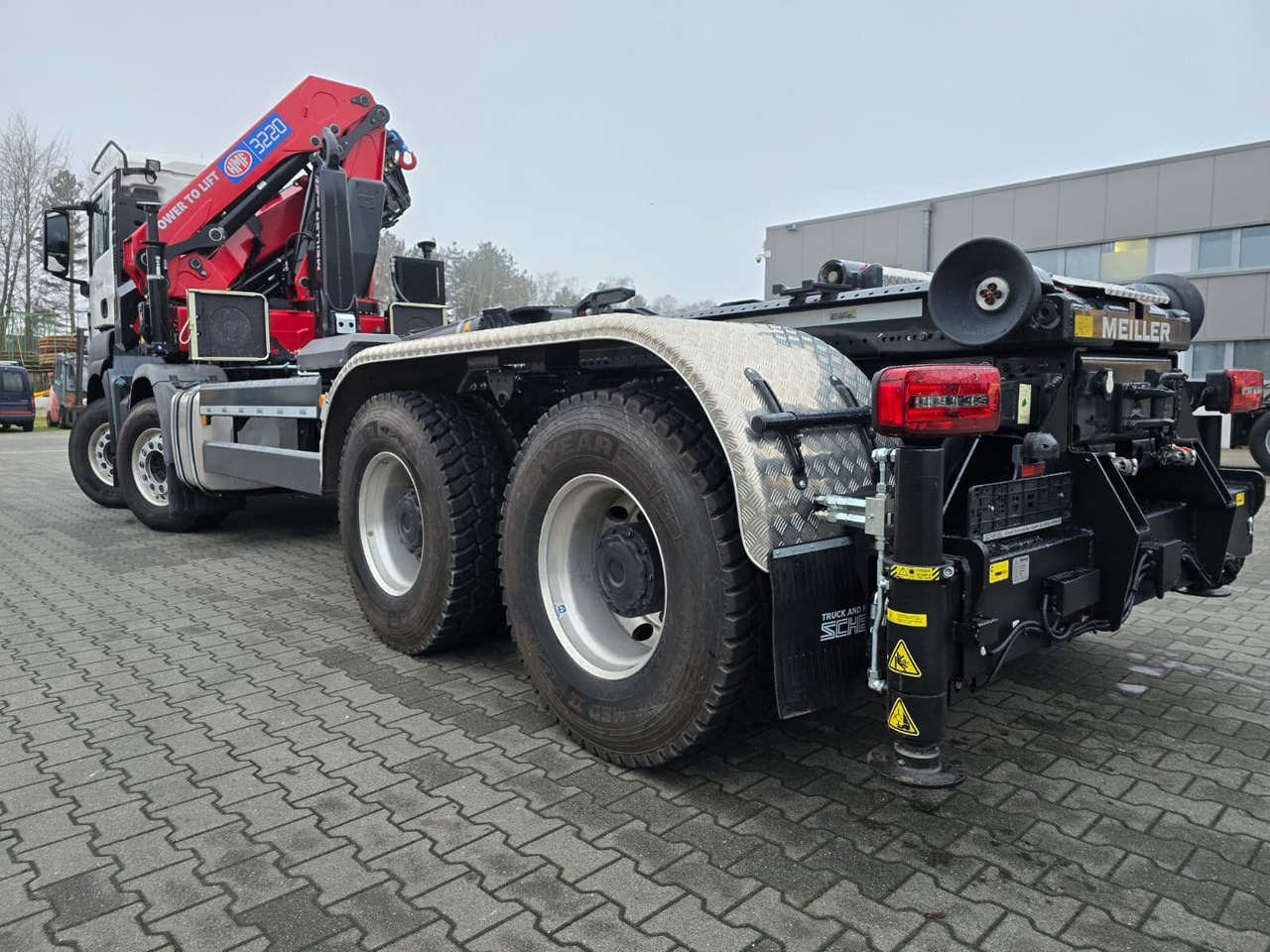 MAN TGS 35.480 8X4 BL TGS 35.480 8X4 BL, Intarder, Kran HMF 3220-K6, 4-fach Abstützung, Funk - Camião polibenne, Camião grua: foto 4 MAN TGS 35.480 8X4 BL TGS 35.480 8X4 BL, Intarder, Kran HMF 3220-K6, 4-fach Abstützung, Funk - Camião polibenne, Camião grua: foto 4