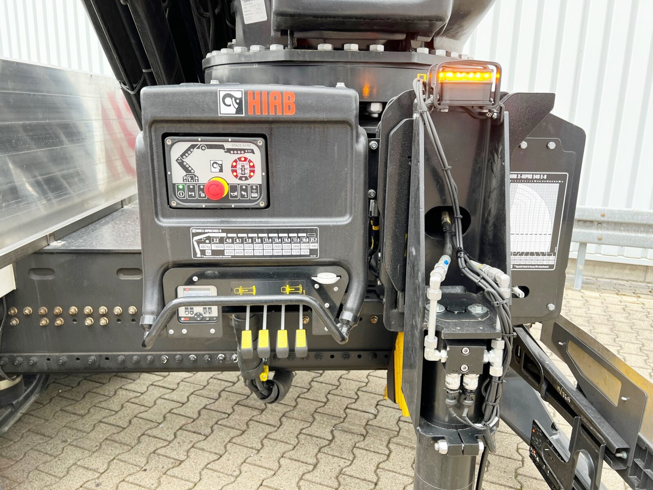 MAN TGX 26.510 6x2-4 LL CH TGX 26.510 6x2-4 LL, Kran Hiab X-HiPro 548 E-8, Lenk-/Liftachse, TwistLock 20Fuß, Funk, Retarder - Camião grua, Camião de caixa aberta/ Plataforma: foto 3 MAN TGX 26.510 6x2-4 LL CH TGX 26.510 6x2-4 LL, Kran Hiab X-HiPro 548 E-8, Lenk-/Liftachse, TwistLock 20Fuß, Funk, Retarder - Camião grua, Camião de caixa aberta/ Plataforma: foto 3