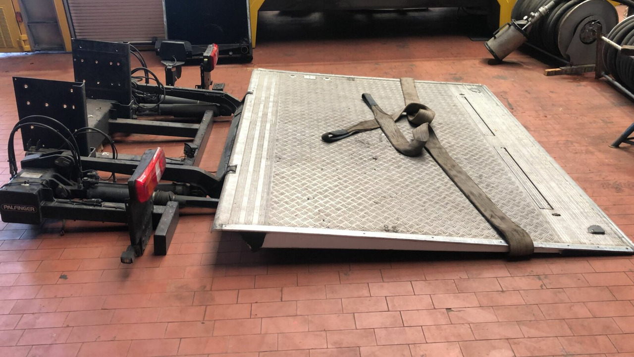 MBB C 1500 S Ladebordwand MBB C 1500 S Ladebordwand - Rampa hidráulica: foto 1 MBB C 1500 S Ladebordwand MBB C 1500 S Ladebordwand - Rampa hidráulica: foto 1