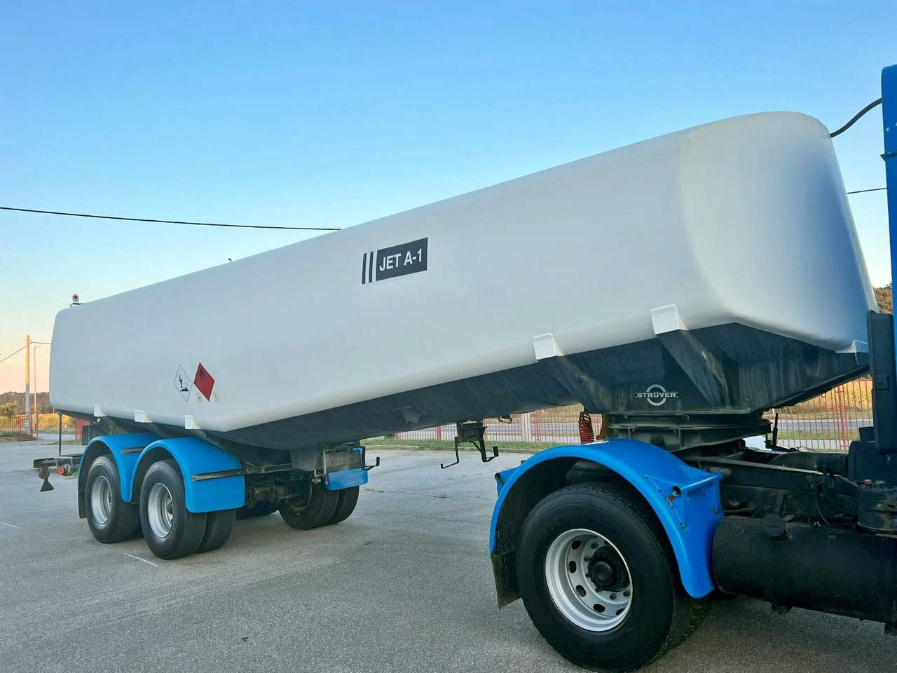 Caminhão tanque Mercedes-Benz 1923 4x2 Tankwagenzug für Kerosin 40.000l 1923 4x2 Tankwagenzug für Kerosin 40.000l: foto 14 Caminhão tanque Mercedes-Benz 1923 4x2 Tankwagenzug für Kerosin 40.000l 1923 4x2 Tankwagenzug für Kerosin 40.000l: foto 14