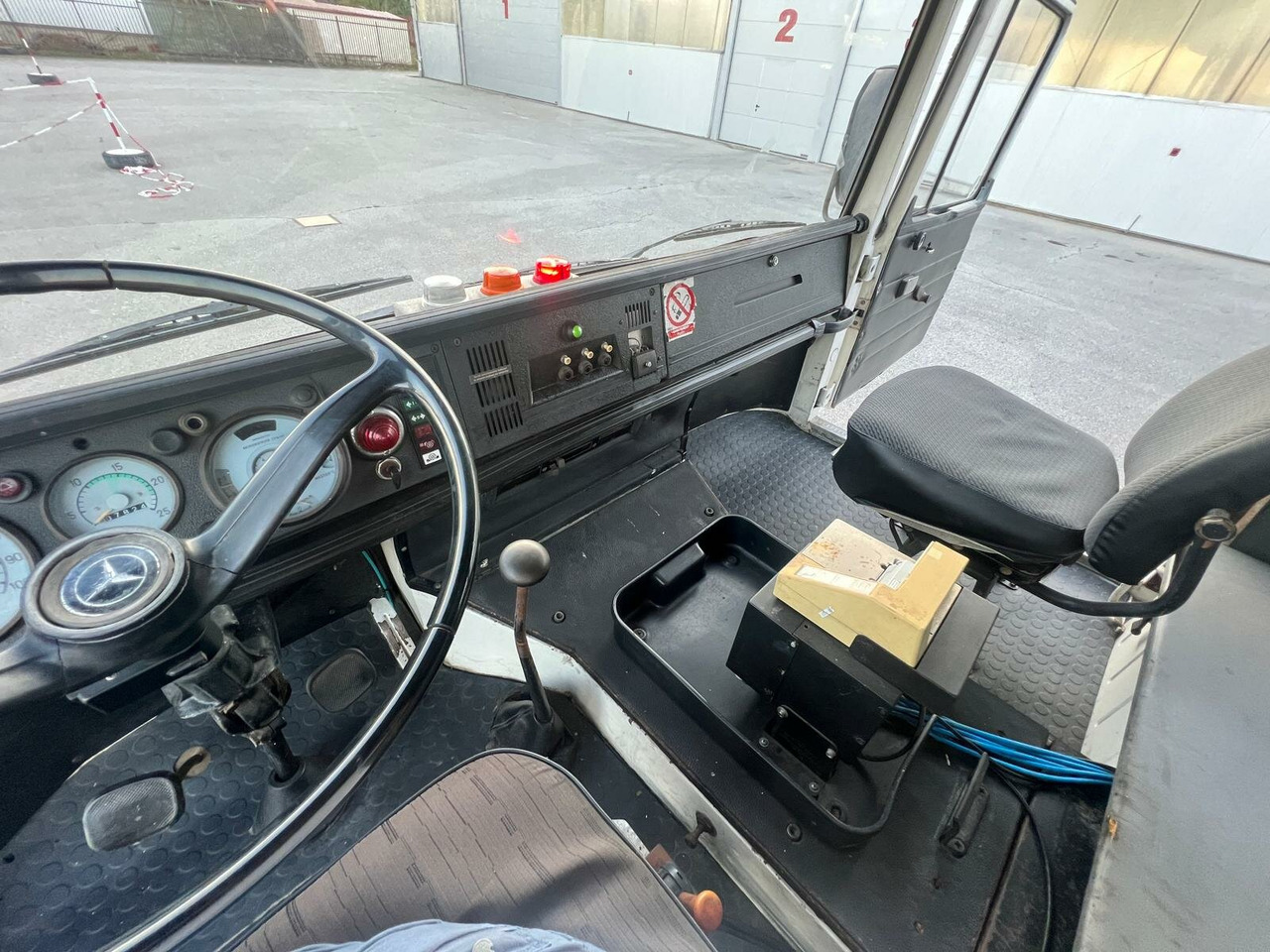 Caminhão tanque Mercedes-Benz 1923 4x2 Tankwagenzug für Kerosin 40.000l 1923 4x2 Tankwagenzug für Kerosin 40.000l: foto 15 Caminhão tanque Mercedes-Benz 1923 4x2 Tankwagenzug für Kerosin 40.000l 1923 4x2 Tankwagenzug für Kerosin 40.000l: foto 15