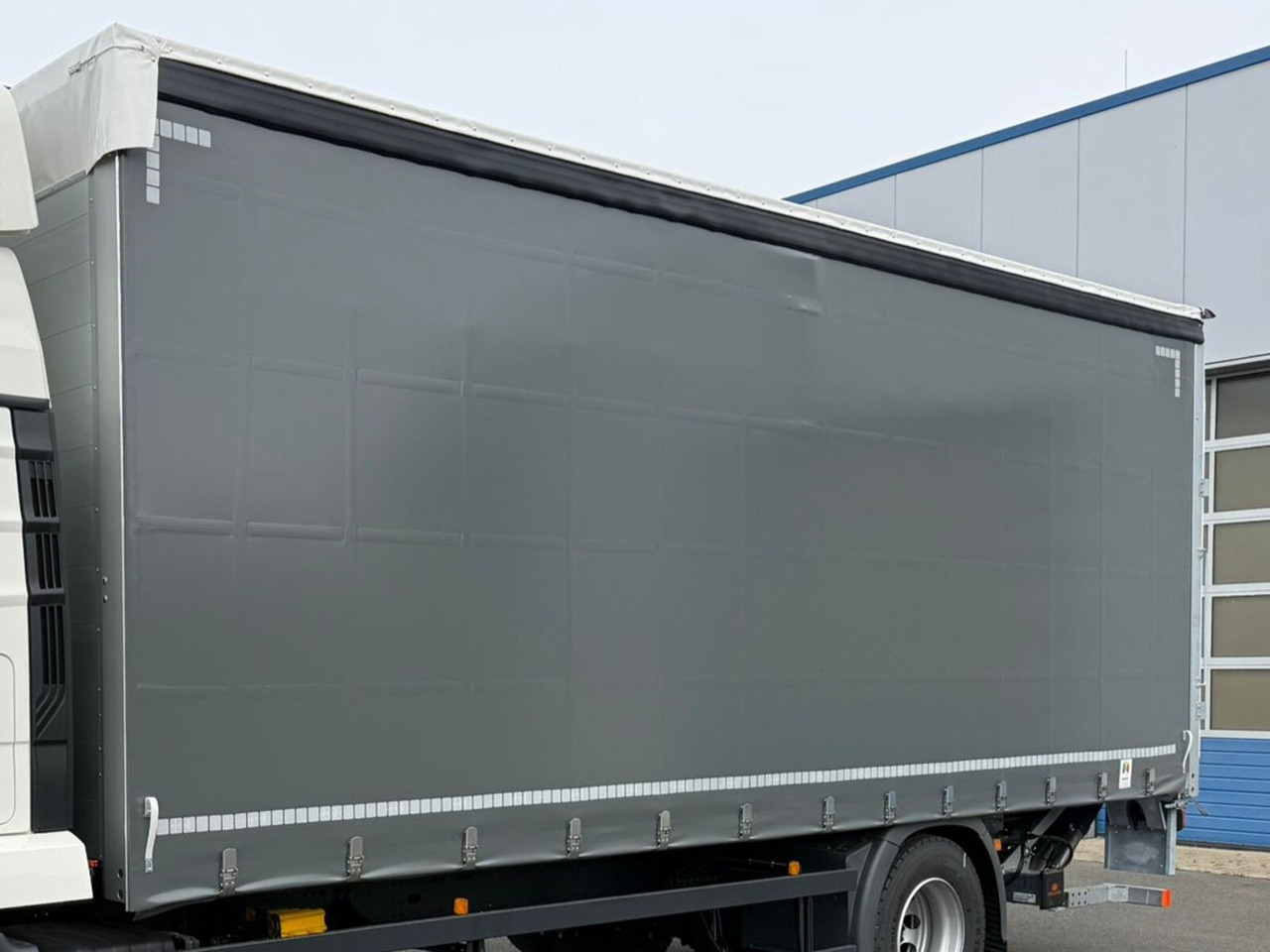 Mercedes-Benz Actros 1827/30 L 4x2 Actros 1827/30 L 4x2, Gardine, LBW - Camião de caixa aberta/ Plataforma: foto 4 Mercedes-Benz Actros 1827/30 L 4x2 Actros 1827/30 L 4x2, Gardine, LBW - Camião de caixa aberta/ Plataforma: foto 4