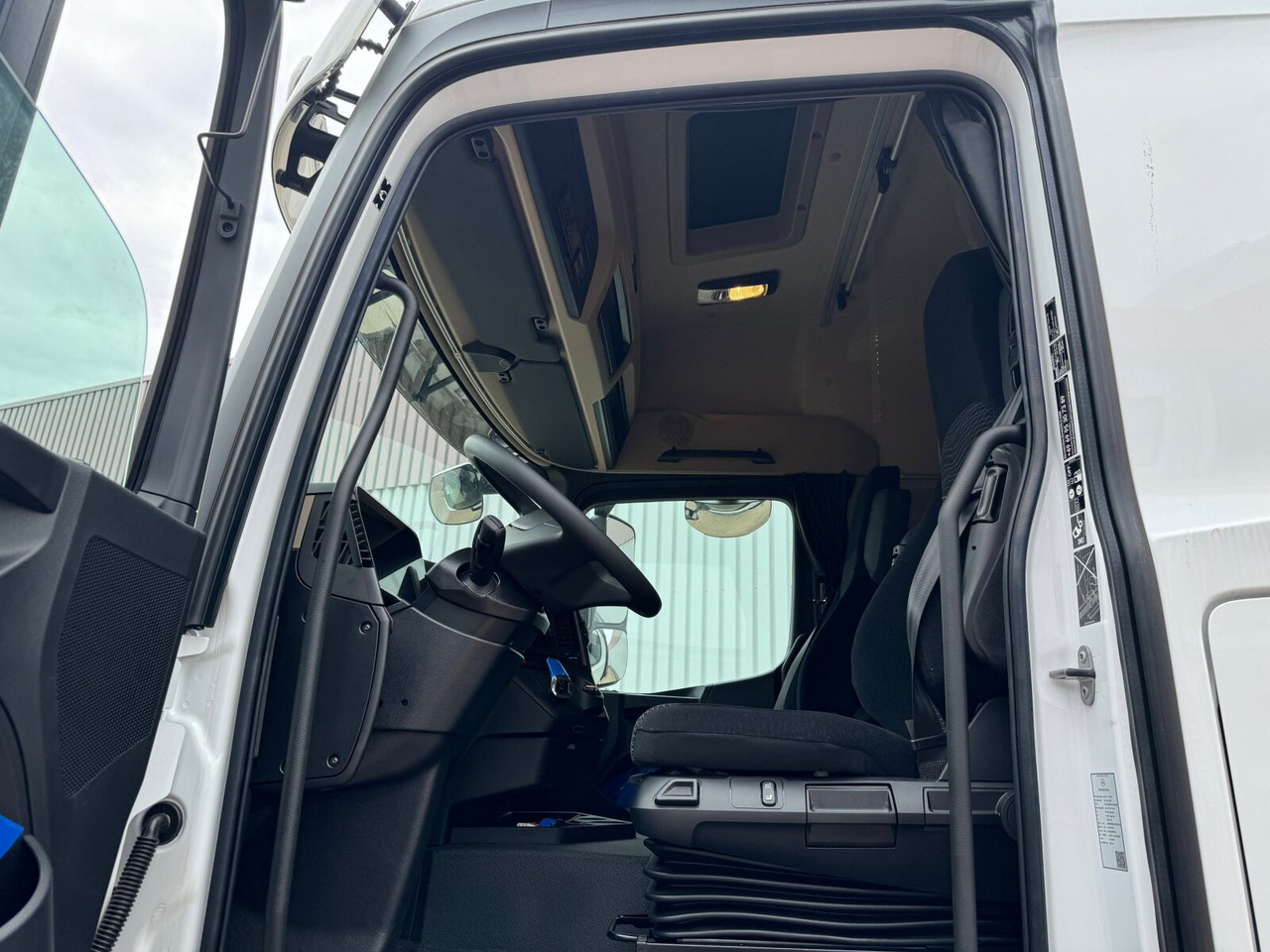Fotografia de interior 1: Camião polibenne novo Mercedes-Benz Actros 2545 L 6x2 Actros 2545 L 6x2, Lenk-/Liftachse, StreamSpace, MultimediaCockpit