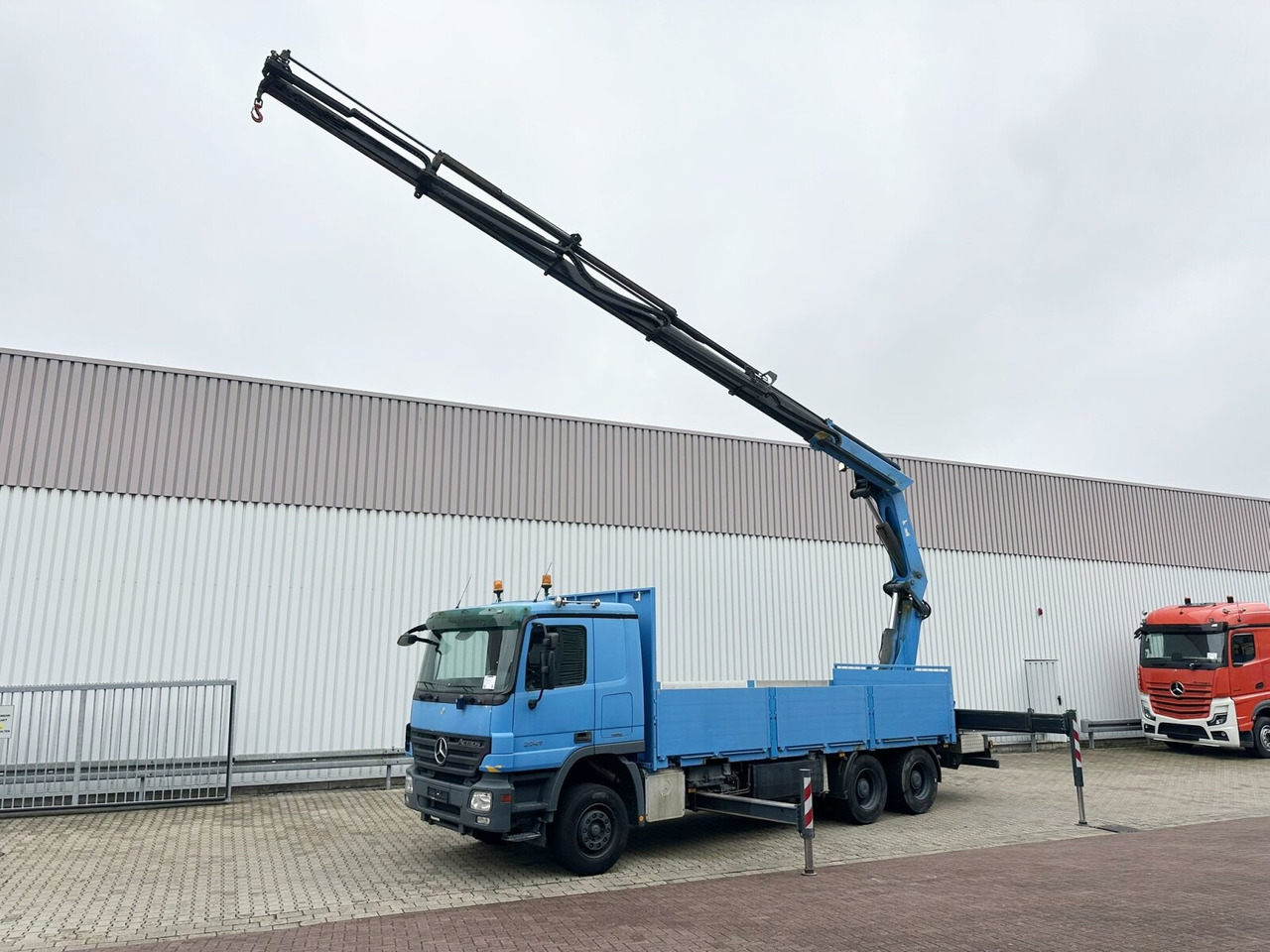 Mercedes-Benz Actros 2741 L 6x4 Actros 2741 L 6x4, Twist-Lock ausz. auf 3m, Heckkran Palfinger PK 42502-D, Funk - Camião de caixa aberta/ Plataforma, Camião grua: foto 1 Mercedes-Benz Actros 2741 L 6x4 Actros 2741 L 6x4, Twist-Lock ausz. auf 3m, Heckkran Palfinger PK 42502-D, Funk - Camião de caixa aberta/ Plataforma, Camião grua: foto 1