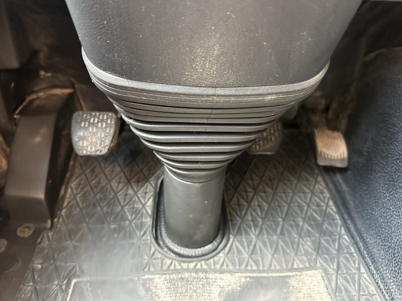 Mercedes-Benz Actros 3348 AK 6x6 Actros 3348 AK 6x6 - Camião chassi: foto 4 Mercedes-Benz Actros 3348 AK 6x6 Actros 3348 AK 6x6 - Camião chassi: foto 4