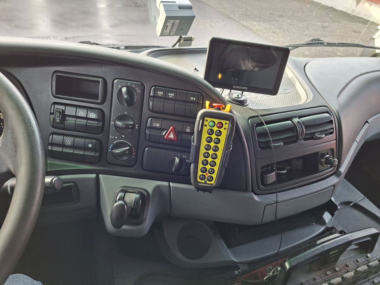 Mercedes-Benz Actros 4146 K 8x4/4 Actros 4146 K 8x4/4, Retarder, Kran Hiab XS 477 E-7 HiPro, Bj. 2010, Flyjib, Seilwinde, Funk - Camião polibenne, Camião grua: foto 5 Mercedes-Benz Actros 4146 K 8x4/4 Actros 4146 K 8x4/4, Retarder, Kran Hiab XS 477 E-7 HiPro, Bj. 2010, Flyjib, Seilwinde, Funk - Camião polibenne, Camião grua: foto 5