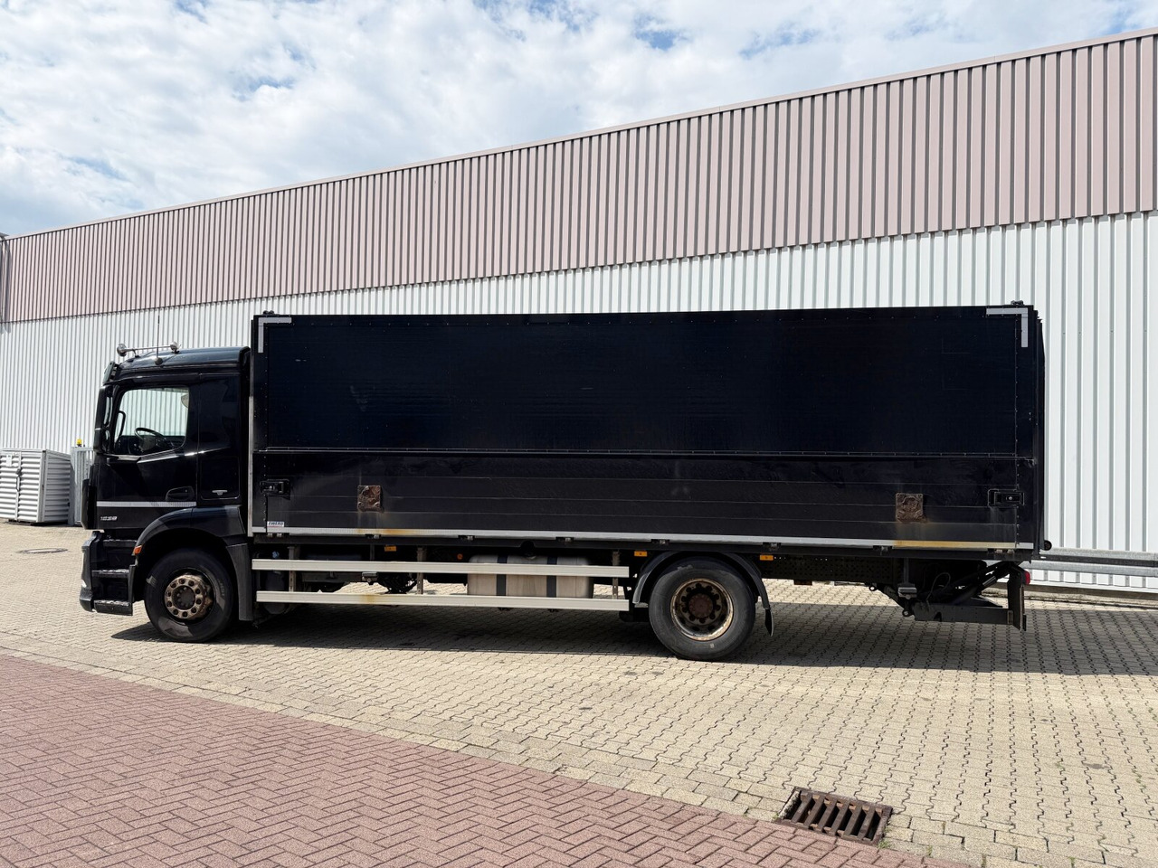 Mercedes-Benz Antos 1836 L 4x2 Antos 1836 L 4x2, Getränkekoffer, LBW Dautel - Camião furgão: foto 2 Mercedes-Benz Antos 1836 L 4x2 Antos 1836 L 4x2, Getränkekoffer, LBW Dautel - Camião furgão: foto 2