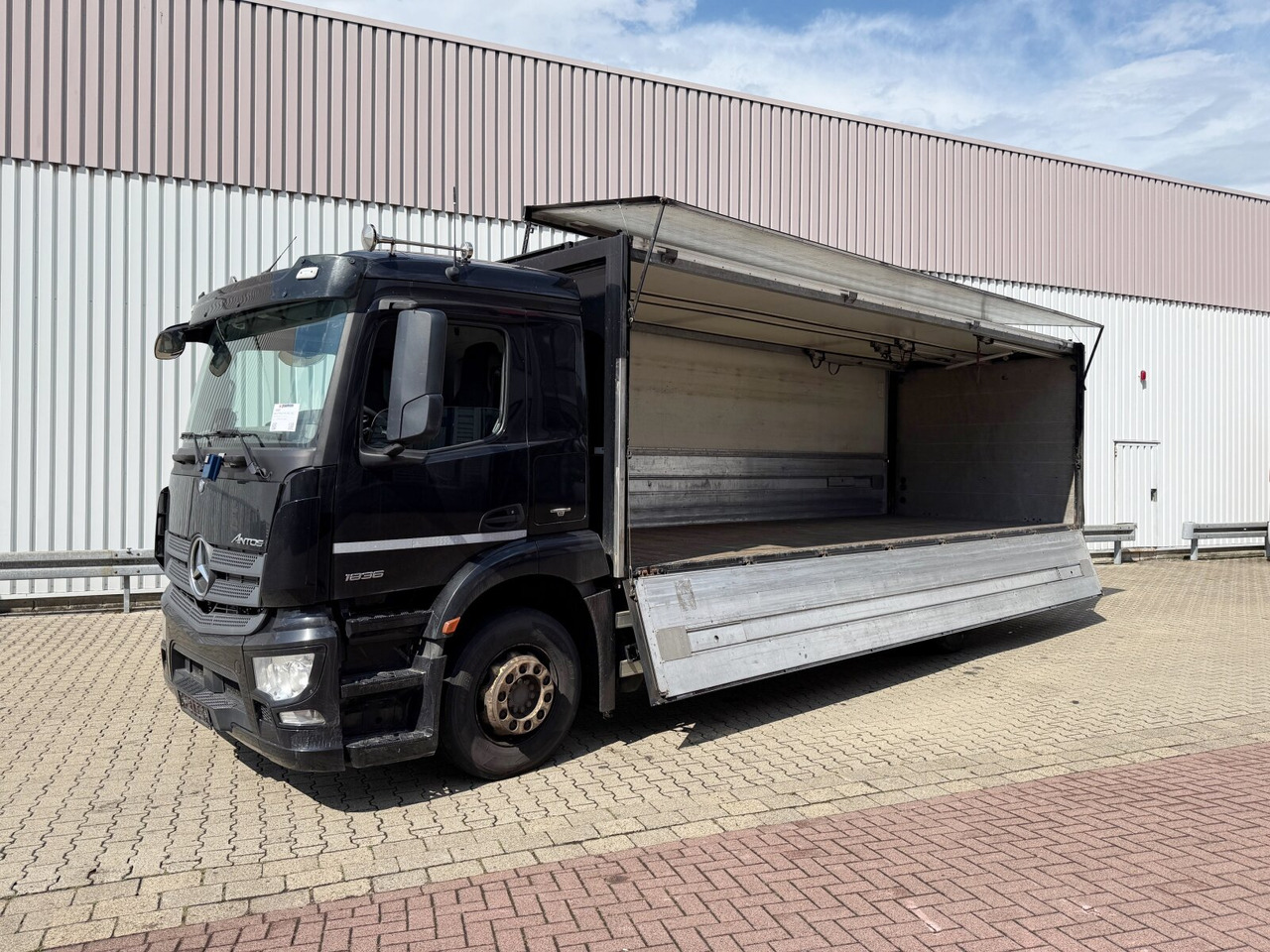 Mercedes-Benz Antos 1836 L 4x2 Antos 1836 L 4x2, Getränkekoffer, LBW Dautel - Camião furgão: foto 1 Mercedes-Benz Antos 1836 L 4x2 Antos 1836 L 4x2, Getränkekoffer, LBW Dautel - Camião furgão: foto 1