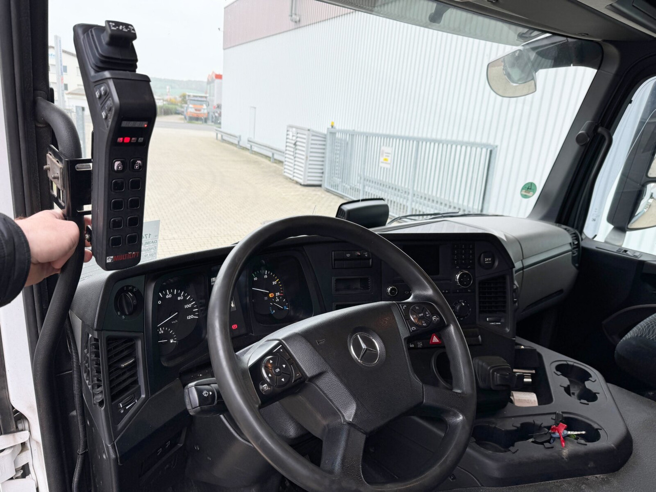 Mercedes-Benz Antos 2536 L 6x2 Antos 2536 L 6x2, Liftachse, Hiab XR 21S61 bis 7 m Container - Camião polibenne: foto 4 Mercedes-Benz Antos 2536 L 6x2 Antos 2536 L 6x2, Liftachse, Hiab XR 21S61 bis 7 m Container - Camião polibenne: foto 4