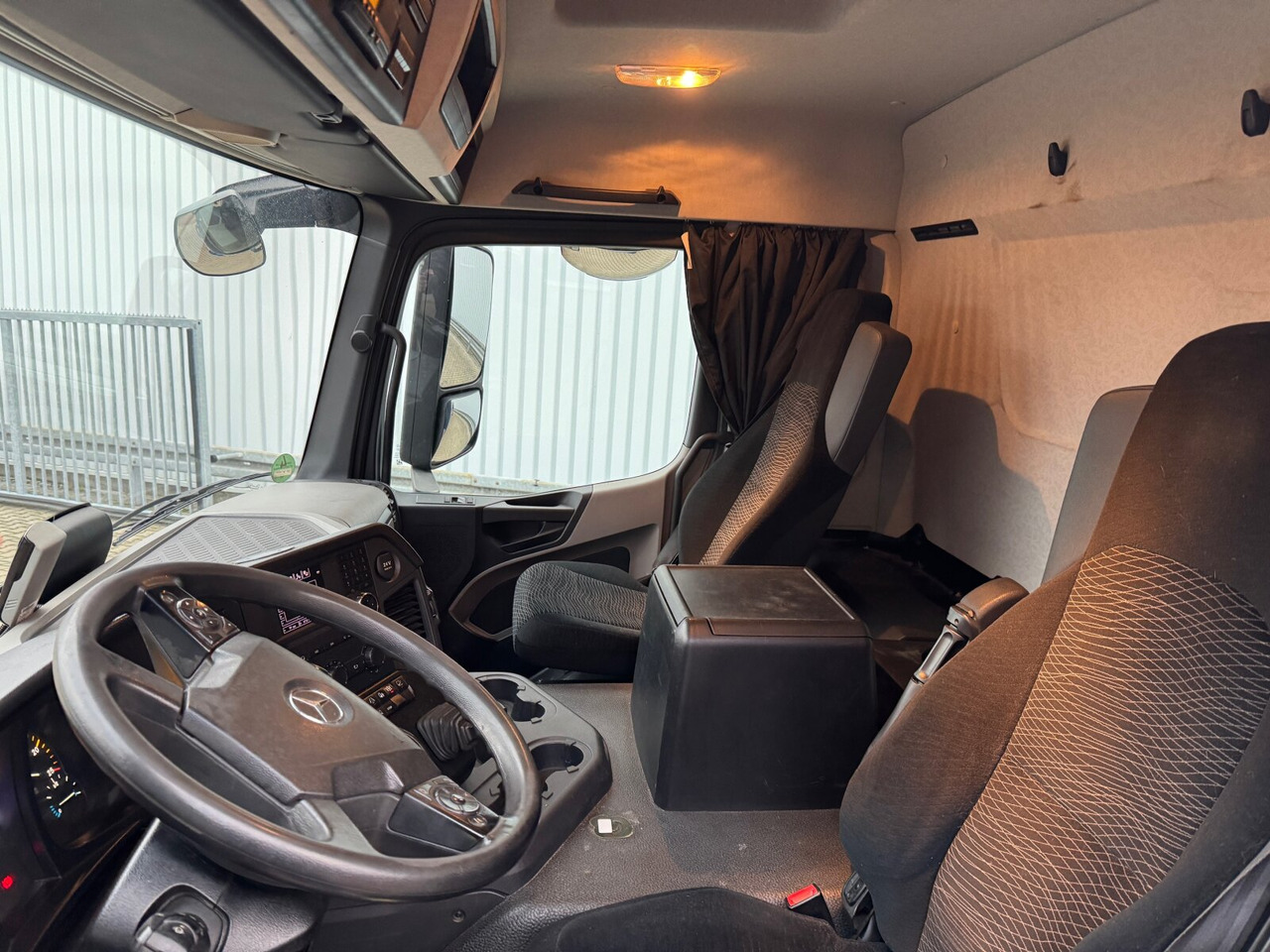 Mercedes-Benz Antos 2540 L 6x2 Antos 2540 L 6x2, Lenkachse, HMF 2110-L3 Heckkran - Camião grua, Camião de caixa aberta/ Plataforma: foto 4 Mercedes-Benz Antos 2540 L 6x2 Antos 2540 L 6x2, Lenkachse, HMF 2110-L3 Heckkran - Camião grua, Camião de caixa aberta/ Plataforma: foto 4