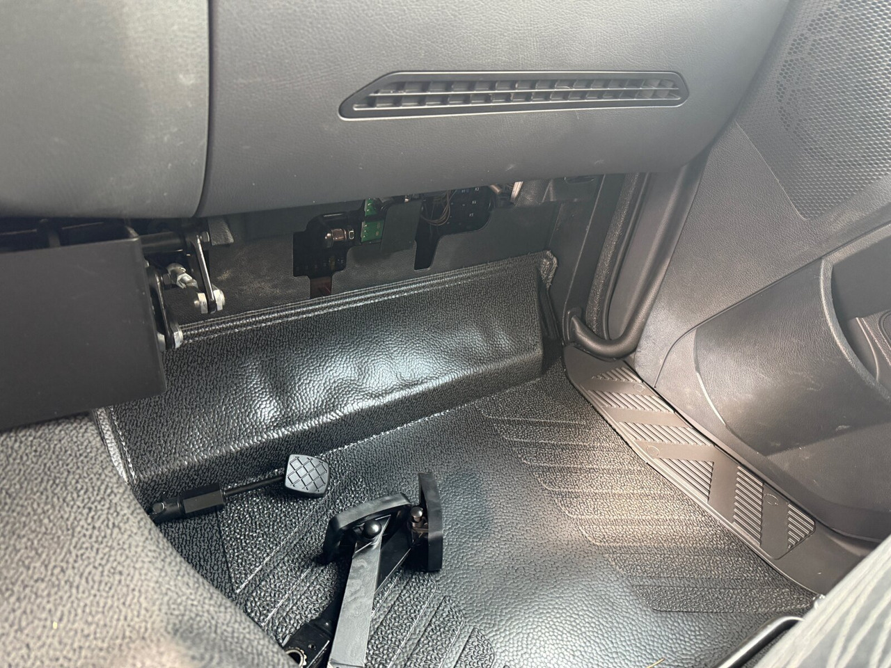 Mercedes-Benz Arocs 1827 A 4x4 Arocs 1827 A 4x4, Ex-! - Camião de caixa aberta/ Plataforma: foto 4 Mercedes-Benz Arocs 1827 A 4x4 Arocs 1827 A 4x4, Ex-! - Camião de caixa aberta/ Plataforma: foto 4